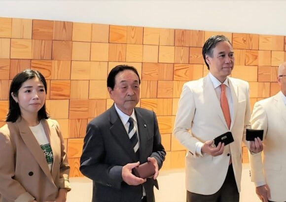 根羽村の「木の糸」を 活用したジャケットの完成を2024年4月17日に知事に報告しました。