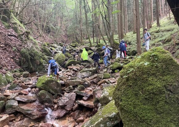 愛知県安城市の小学生を対象に、水源と森の大切さを伝える「わくわくネイチャースクール」が2024年8月に開催されました。