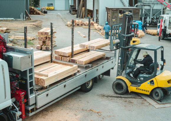 人工乾燥に頼らない、新たな木材活用。建築用材としての実用化を目指し、正角・太鼓・丸太の3種の形状で大径材の天然乾燥比較試験を根羽村森林組合が実施